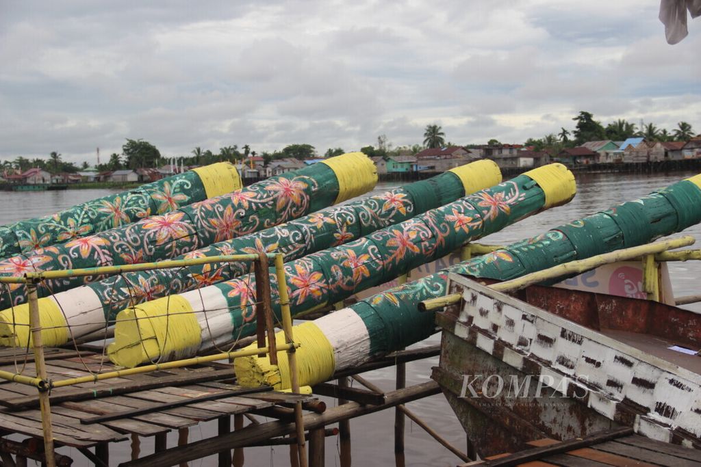 Meriam karbit telah disiapkan, Senin (4/6/2019) di tepi Sungai Kapuas, Kota Pontianak, Kalimantan Barat, untuk memeriahkan malam takbiran dalam Festival Meriam Karbit, Selasa (4/6/2019) malam.