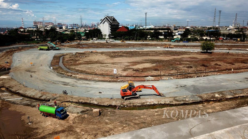 Pengerjaan pembangunan lintasan balap untuk gelaran Formula E di kawasan Ancol, Jakarta Utara, yang telah mencapai 52 persen, Minggu (6/3/2022). Awal April 2022 ditargetkan selesai. 