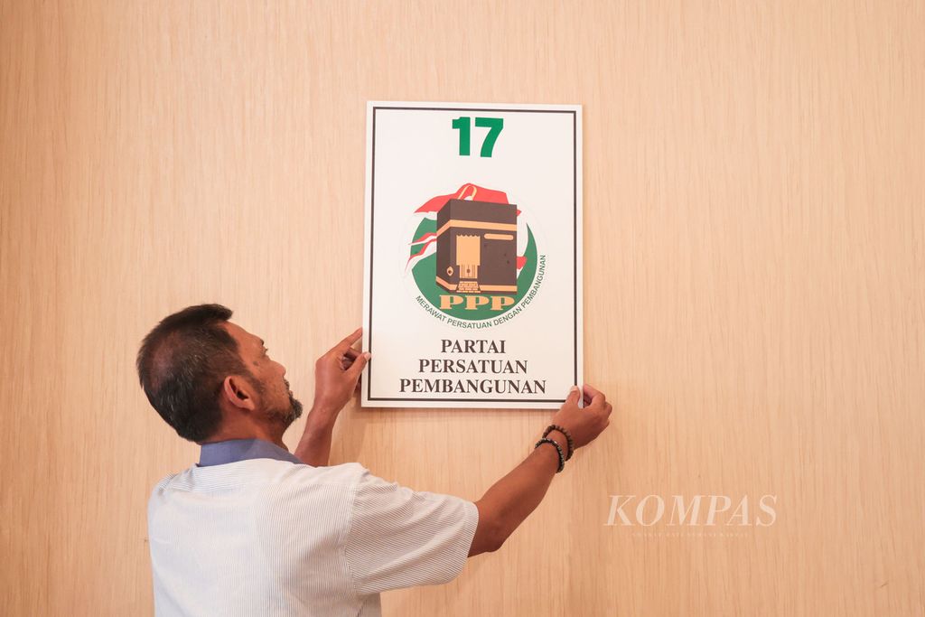 Poster Partai Persatuan Pembangunan (PPP) yang menampilkan nomor urut partai peserta Pemilu 2024 mulai dipasang di kantor Dewan Pimpinan Pusat PPP, Menteng, Jakarta, Sabtu (17/12/2022). 