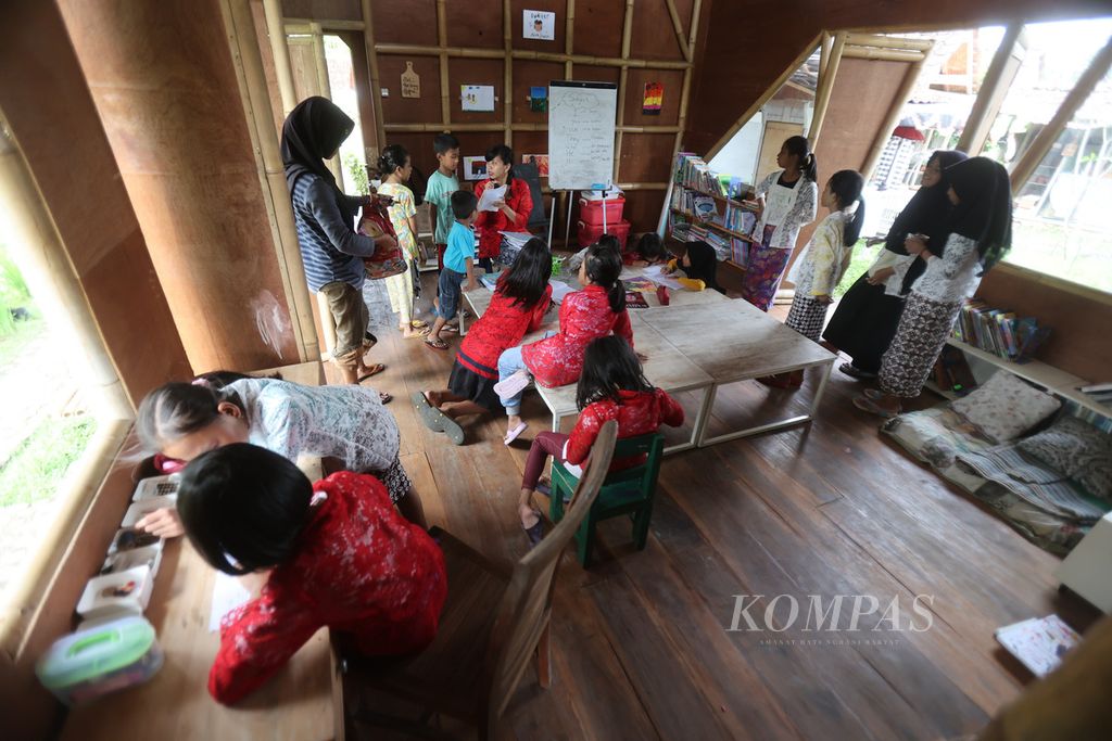Children take part in English training at I-CARE's Love School in Karangrejo Village, Borobudur, Magelang, Central Java, Wednesday (12/10/2022). Students in the area can learn various things after school for free.