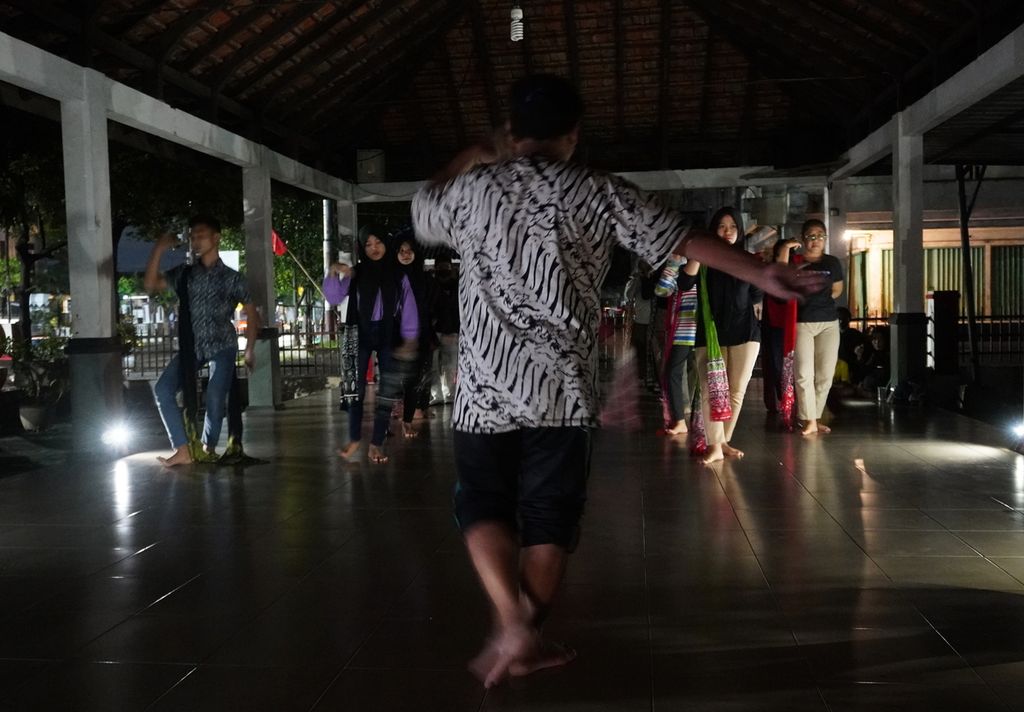 Suasana latihan menari di Gedung Kesenian Sobokartti, Kecamatan Semarang Timur, Kota Semarang, Jawa Tengah, Selasa (18/1/2022). Di tempat tersebut, ratusan orang belajar menari, karawitan, dan pedalangan.
