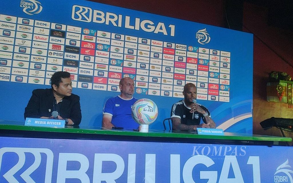 Perwakilan pemain Persib Bandung, David Aparecido da Silva (kanan), memberikan keterangan dalam jumpa pers bersama Pelatih Persib Bandung Bojan Hodak (tengah) di Stadion Kapten I Wayan Dipta, Gianyar, Minggu (17/12/2023).