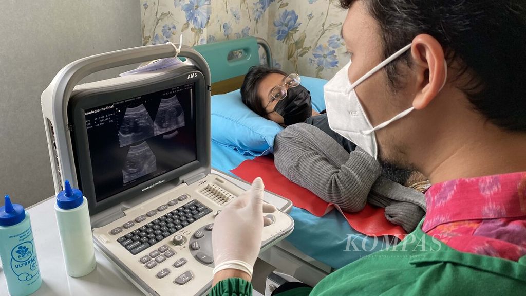 An obstetrician examined the condition of the fetus of a pregnant mother before receiving the Covid-19 vaccine at the Larangan Utara Community Health Center, in Tangerang City, Banten on Friday (Aug 20, 2021).