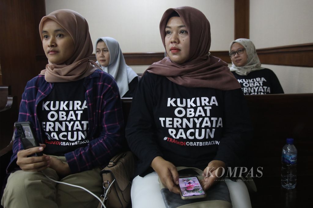 Sejumlah orangtua korban kasus gagal ginjal akut pada anak hadir dalam sidang gugatan <i>class action </i>di Pengadilan Negeri Jakarta Pusat, Jakarta, Selasa (18/7/2023). 