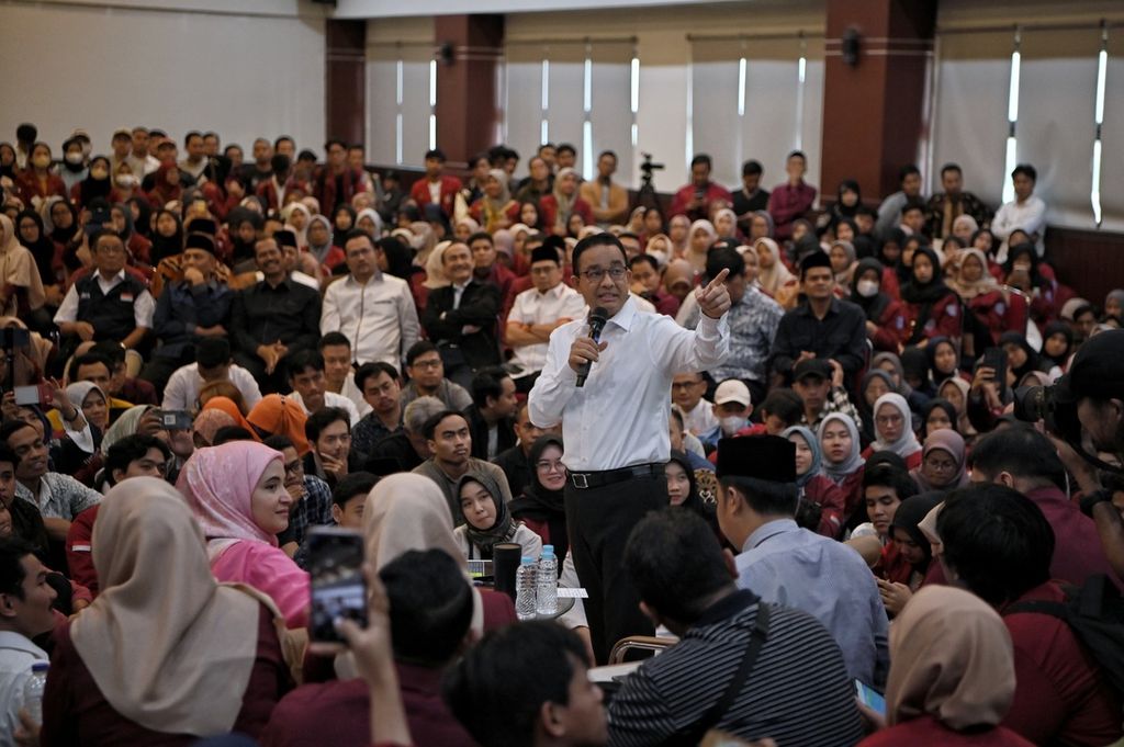 Anies Baswedan saat berdiskusi dengan mahasiswa di Universitas Bina Bangsa, Serang, Banten, 21 Desember 2023. 