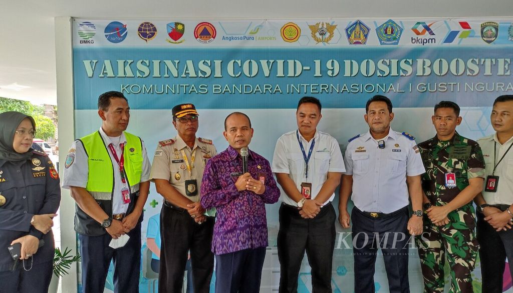 Seluruh pemangku kepentingan terkait di Bandara Internasional I Gusti Ngurah Rai, Badung, Bali, bekerja sama menyelenggarakan vaksinasi Covid-19 dosis penguat kedua bagi komunitas bandara. Sekretaris Satgas Penanganan Covid-19 Provinsi Bali, yang juga Kepala Pelaksana BPBD Provinsi Bali, I Made Rentin (tengah) didampingi pimpinan instansi memberikan keterangan perihal pelaksanaan vaksinasi Covid-19 dosis penguat kedua, yang digelar di Kantor Otoritas Bandara Wilayah IV Bali, Badung, Senin (30/1/2023).