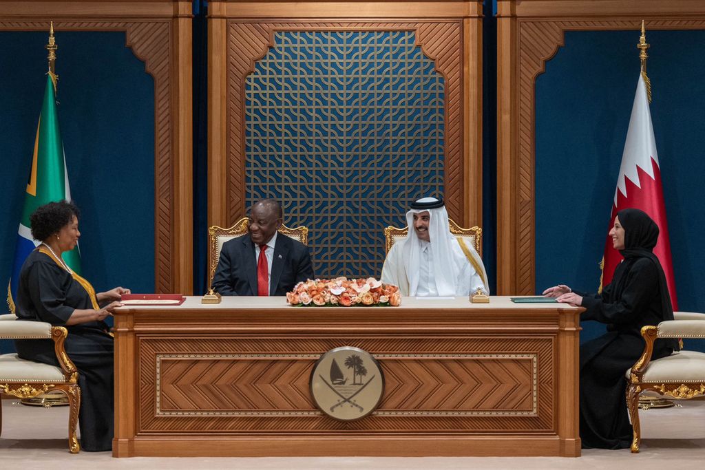 Foto yang dirilis Kantor Emir Qatar pada 15 November 2023 ini memperlihatkan Emir Qatar Sheikh Tamim bin Hamad al-Thani (tengah, kanan) bertemu dengan Presiden Afrika Selatan Cyril Ramaphosa (tengah, kiri) di Istana di Doha, Qatar, saat penandatanganan sejumlah nota kesepahaman.  