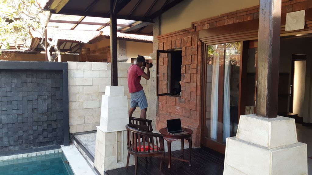 Gabriel, warga negara Prancis, memotret kliennya pada akhir April 2023 di Kabupaten Badung, Bali. Ia menjalankan pekerjaan sebagai fotografer komersial secara ilegal karena tidak punya izin kerja. Dokumen izin tinggal sementara untuk investor miliknya tidak boleh untuk bekerja.