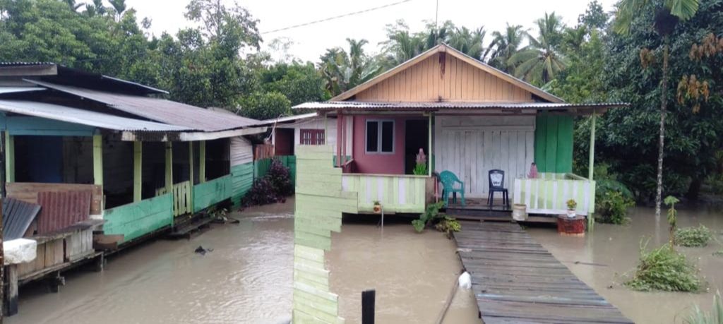 Sejumlah rumah warga yang terdampak banjir di daerah Swakarsa, Kabupaten Keerom, Papua, Rabu (3/2/2021) dini hari.