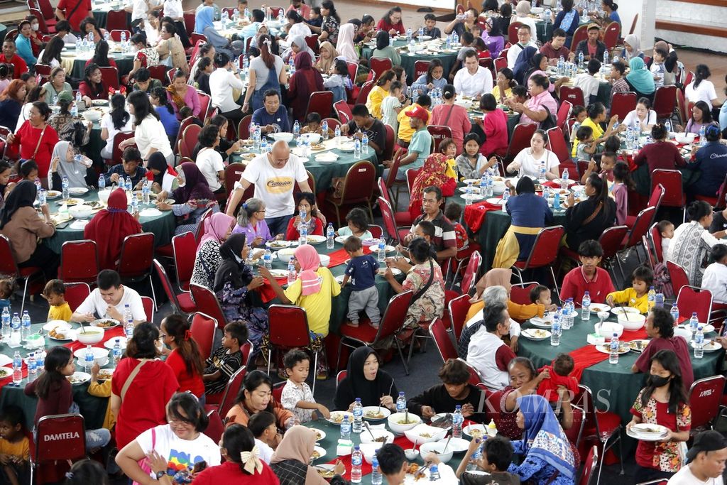 Sekitar 580 warga kurang mampu dan penyandang disabilitas lintas agama mengikuti Makan Siang Natal yang diadakan oleh komunitas Domus Cordis di Gedung Judo, Kelapa Gading, Jakarta Utara, Senin (25/12/2023).