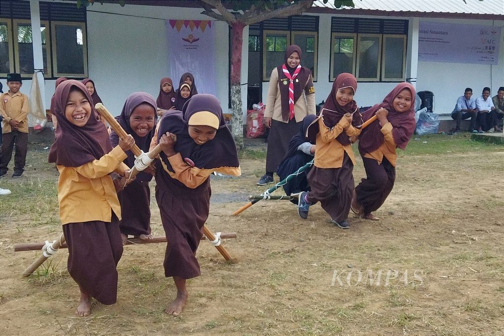 Kebahagiaan anak-anak MI Al Hidayah Tarbiyah Islamiyyah mengikuti kegiatan pramuka dalam program pendidikan dari sukarelawan Yayasan Tunas Bakti Nusantara, Jumat (24/6/2022).