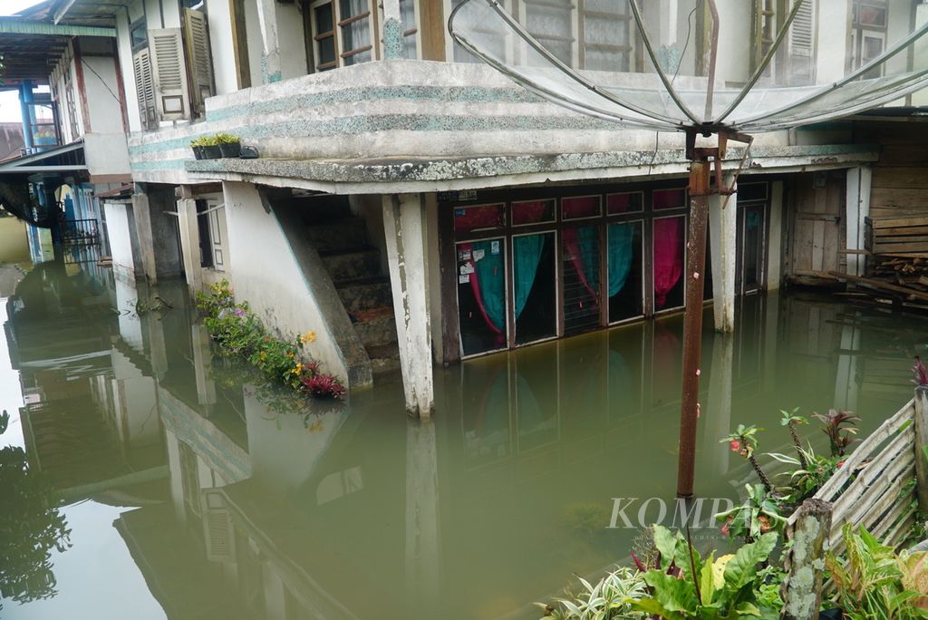 Rumah yang ditinggalkan penghuninya karena terendam banjir akibat meluapnya Danau Kerinci di Desa Keluru, Kecamatan Keliling Danau, Kabupaten Kerinci, Jambi, Selasa (16/1/2024). 