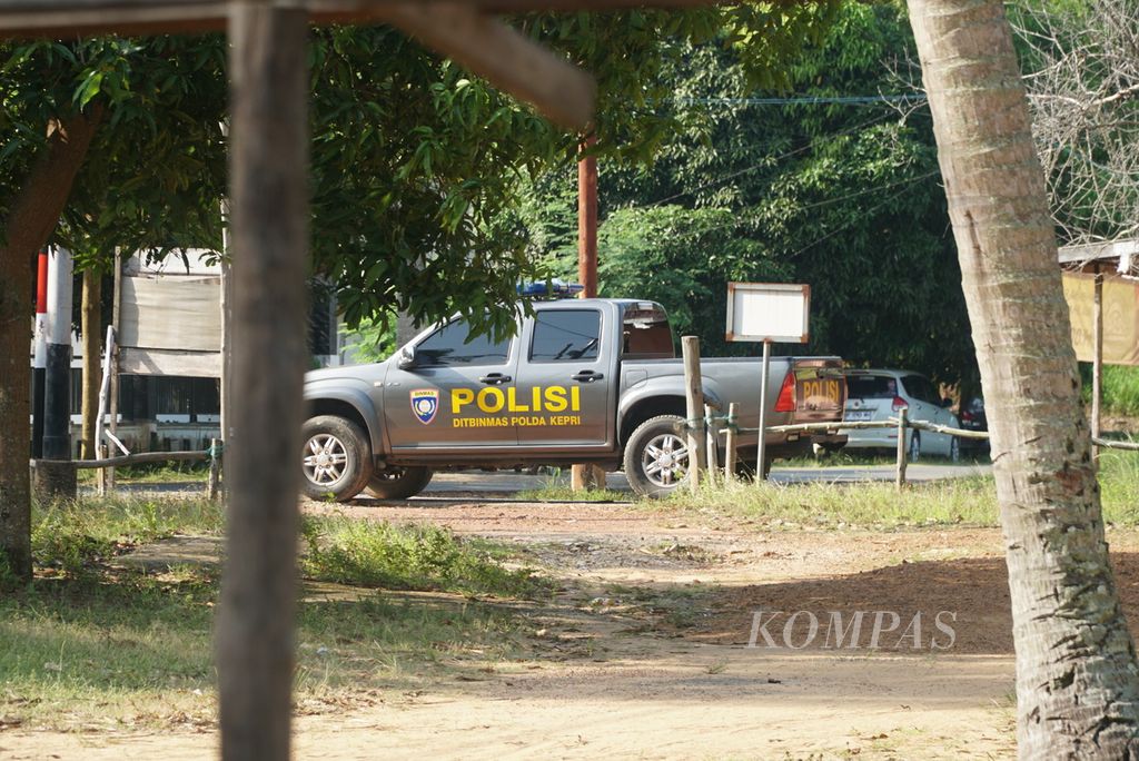Mobil polisi melintas di salah satu permukiman warga di Kelurahan Sembulang, Kecamatan Galang, Pulau Rempang, Kota Batam, Kepulauan Riau, Kamis (14/9/2023) siang. Pemerintah mengintensifkan sosialisasi relokasi warga dari Pulau Rempang dengan melibatkan aparat.