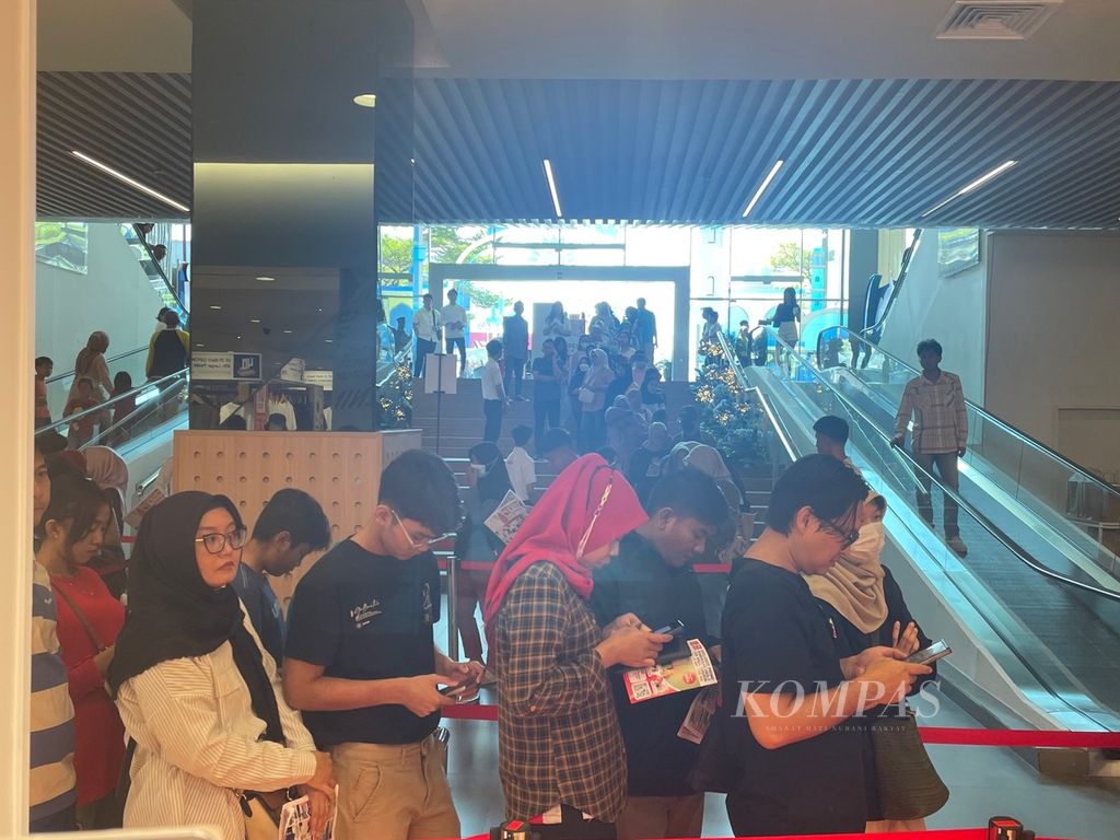 Suasana pembukaan gerai Uniqlo di CSB Mall Cirebon pada Jumat (29/3/2024).