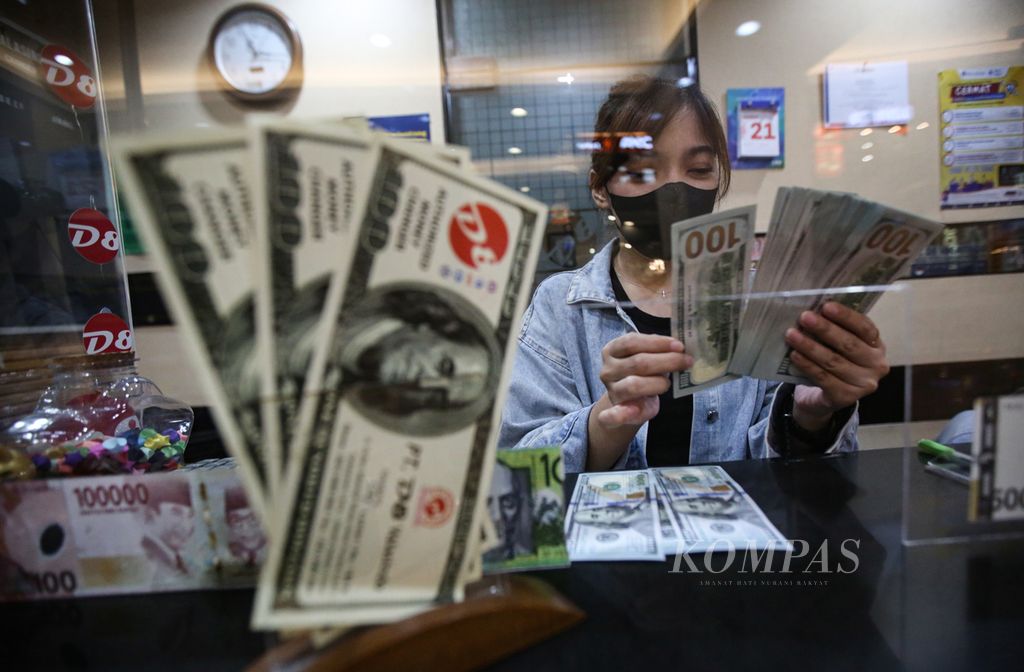 Employees are checking the stock of US dollars at the foreign exchange office of PT V8 Valasindo in Jakarta, on Sunday (21/4/2024). The strengthening of the US dollar exchange rate has caused many people to release their US dollar savings.