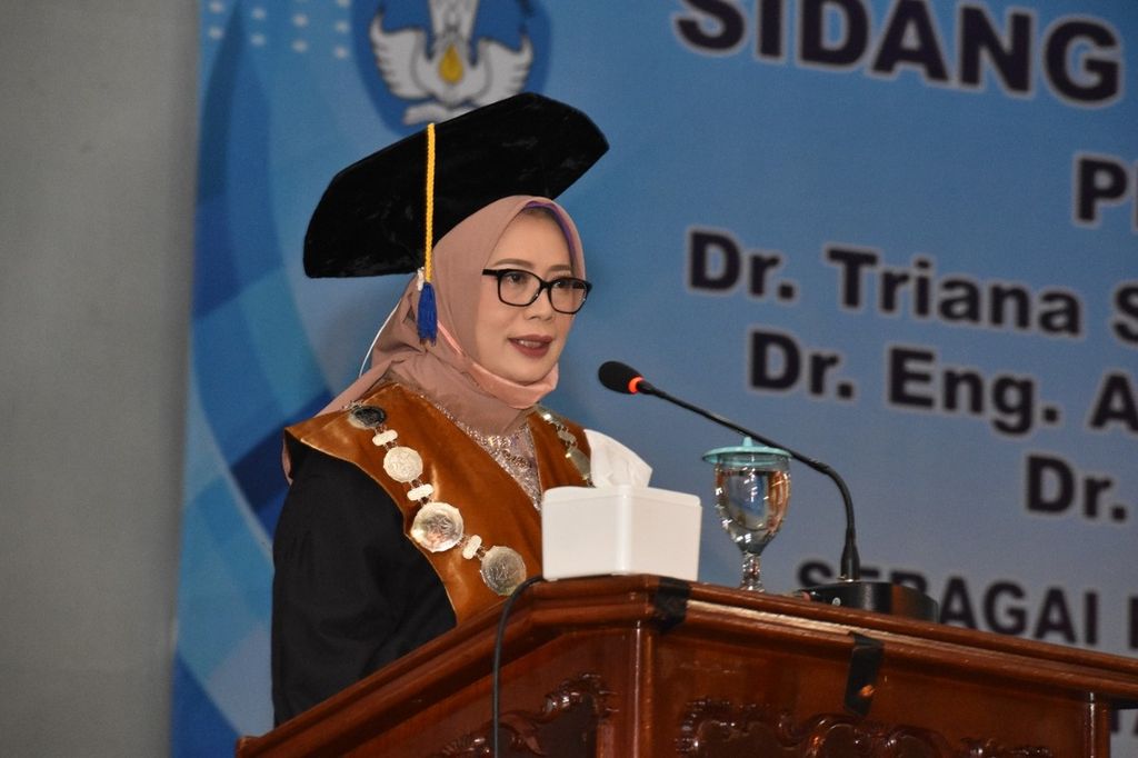 Universitas Jenderal Soedirman, Purwokerto, mengukuhkan tiga guru besar atau profesor baru, Kamis (28/7/2022). Tampak Prof Dr Triana Setyawardani SPt, MP sebagai profesor bidang ilmu teknologi hasil ternak. 