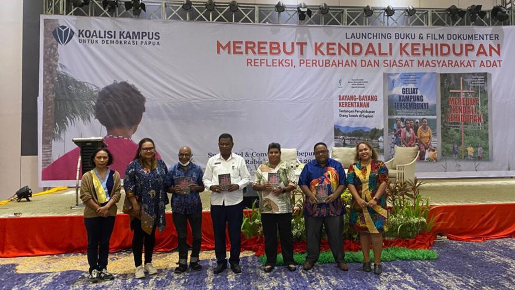 Suasana peluncuran buku dan film dokumenter hasil penelitian persepsi masyarakat adat memaknai pembangunan di wilayahnya yang diluncurkan Koalisi Kampus untuk Demokrasi Papua, di Kota Jayapura, Papua, Rabu (15/2/2023).