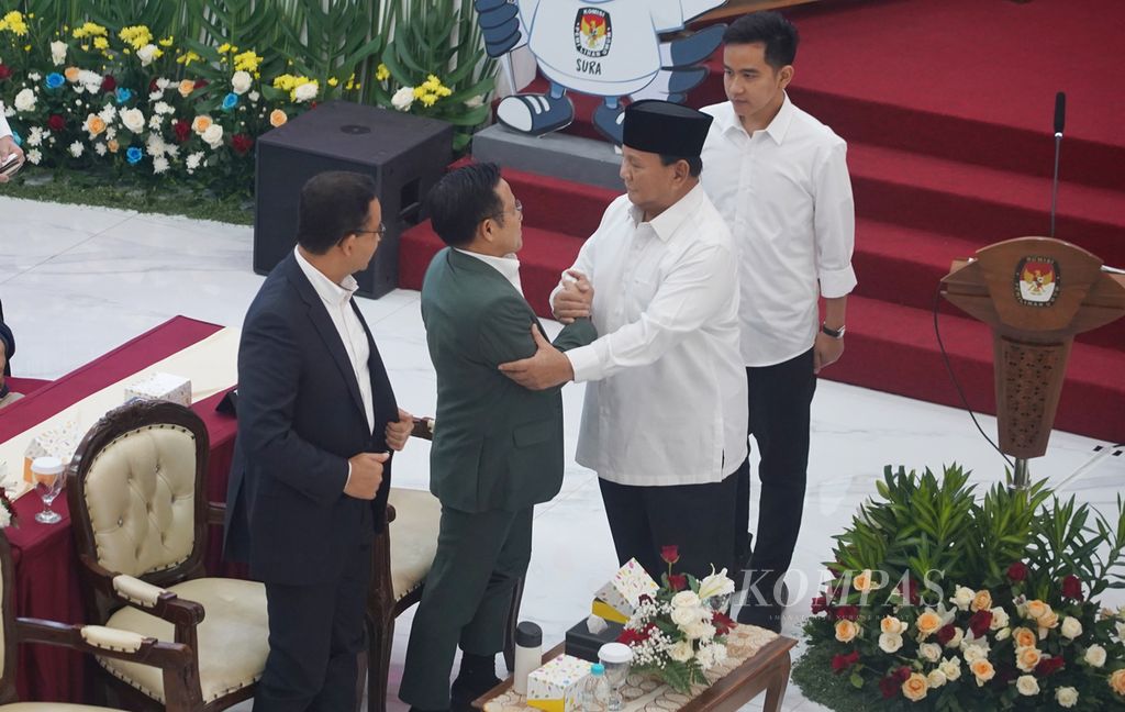 The elected president and vice president, Prabowo Subianto and Gibran Rakabuming Raka, approached the candidate pair Anies Baswedan and Muhaimin Iskandar after receiving their appointment letter as president and vice president from the General Election Commission at the Open Plenary Meeting for the Appointment of the Elected Presidential and Vice Presidential Candidate Pair for the 2024 Election at the KPU Building, Jakarta, on Wednesday (24/4/2024).