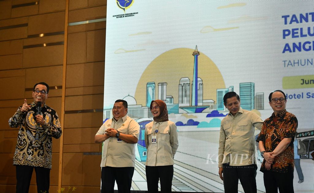 Menteri Perhubungan Budi Karya Sumadi (kiri) menyampaikan paparan singkat dalam diskusi terbatas Kementerian Perhubungan dan Kompas bertajuk &quot;Kebijakan Angkutan Lebaran Kementerian Perhubungan 2024/1445 H&quot; di Hotel Santika, Jakarta, Jumat (5/4/2024). 