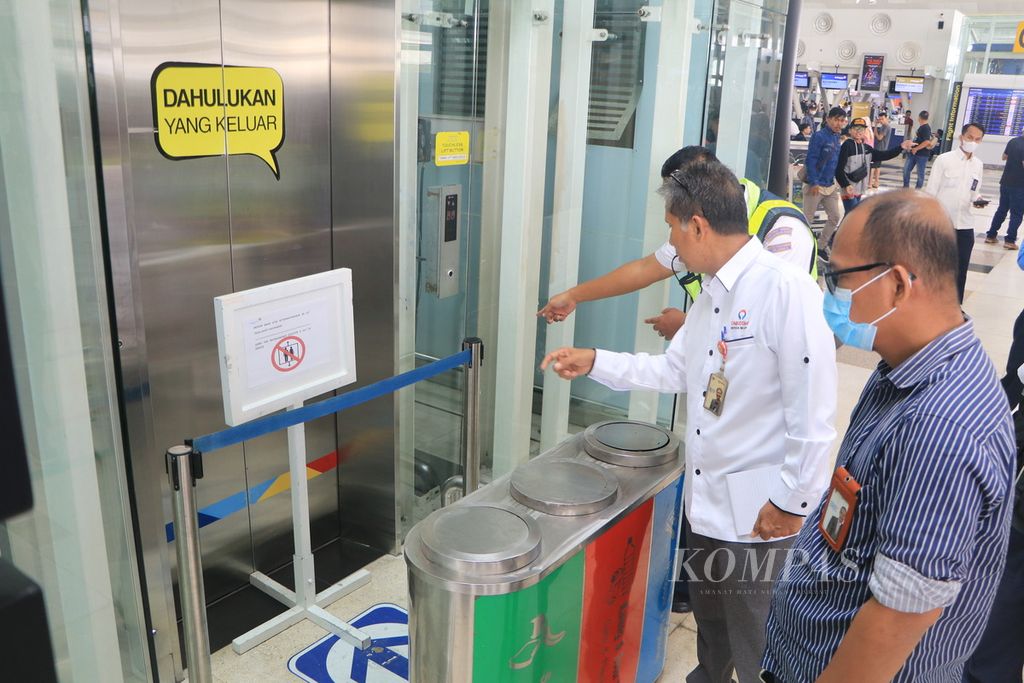 Kepala Ombudsman RI Perwakilan Sumatera Utara Abyadi Siregar (kedua dari kanan) memeriksa lift di lantai 2 Bandara Kualanamu, Kabupaten Deli Serdang, Sumatera Utara, Senin (1/5/2023). Asiah Shinta Dewi meninggal setelah jatuh dari celah lift di lantai 2 ke dasar lift di lantai 1.