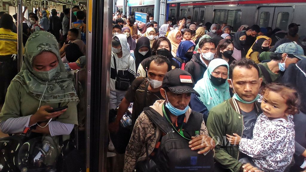 Suasana peron di Stasiun Bogor, Kota Bogor, Jawa Barat, yang ramai pengguna moda transportasi KRL, Minggu (30/4/2023). 