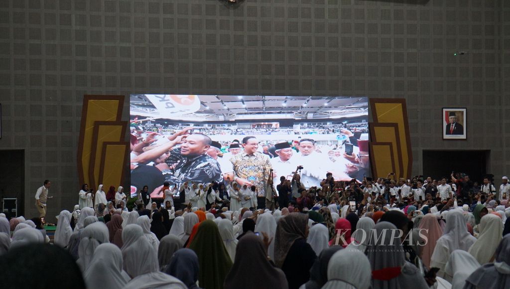 Bakal calon presiden dari Koalisi Perubahan, Anies Baswedan, memasuki ruangan untuk menemui para sukarelawan pendukungnya di Edutorium Universitas Muhammadiyah Surakarta, Kota Surakarta, Jawa Tengah, Sabtu (4/11/2023).