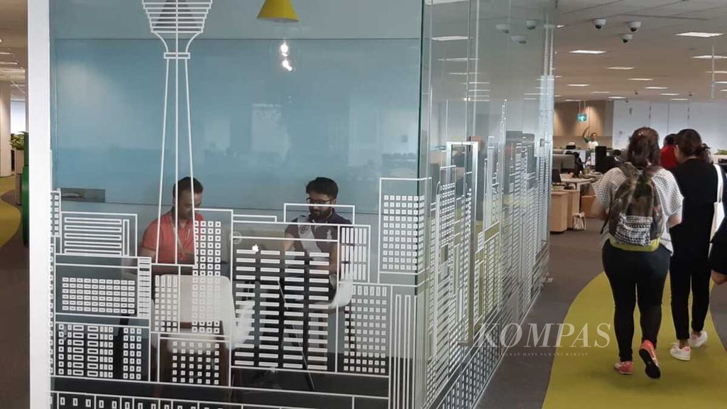 Beberapa karyawan Grab mengadakan pertemuan di ruang rapat berdinding kaca di kantor pusat Grab di Singapura, Rabu (11/7). Ruang rapat dengan konsep terbuka ini berada di tengah-tengah ruang kerja.