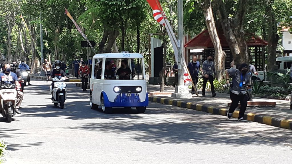 Minister of Education and Culture Nadiem Anwar Makarim while driving one of the i-car electric cars (intelligent car) resulting from ITS Surabaya innovation, Thursday (21/11/2021). This car can run without a driver.
