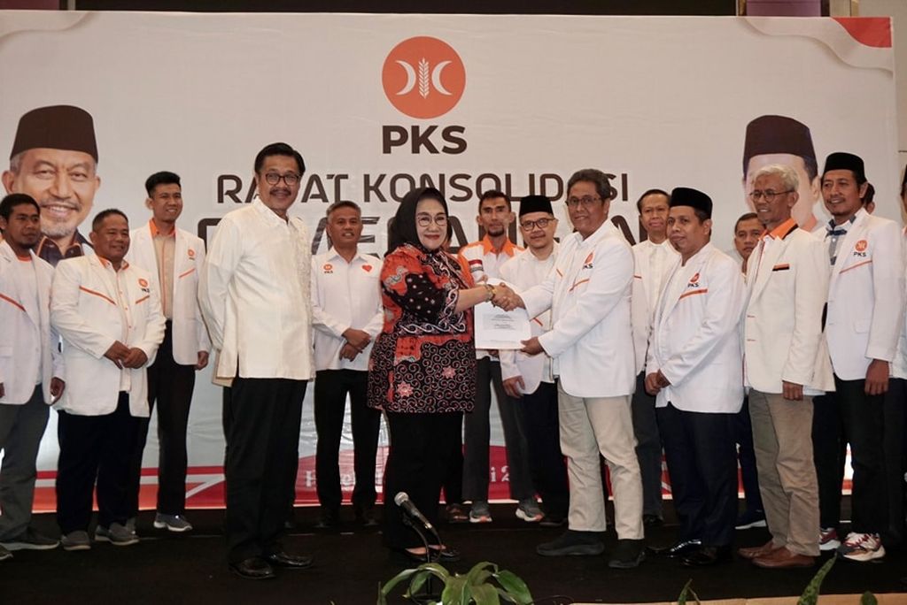 Tina Nur Alam menerima rekomendasi Partai Keadilan Sejahtera (PKS) untuk berkontestasi dalam Pemilihan Gubernur Sulawesi Tenggara, Sabtu (22/6/2024). Istri Nur Alam, mantan Gubernur Sultra dua periode, itu memastikan mendapat tiket untuk maju dalam pilgub mendatang.