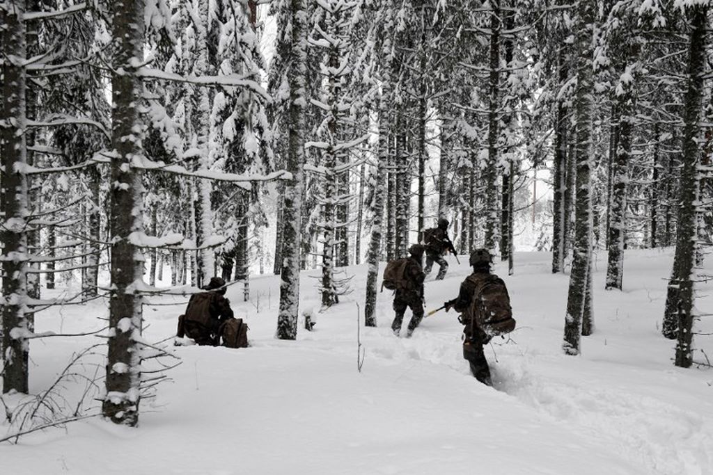 Tentara Perancis mengambil bagian dalam latihan besar sebagai bagian dari operasi NATO di kamp tentara Estonia dekat Rakvere, 6 Februari 2022. 