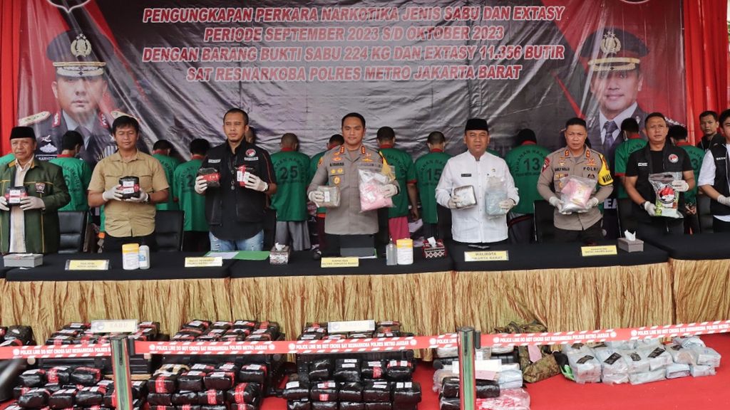Kepala Kepolisian Resor Metro Jakarta Barat Komisaris Besar M Syahduddi (keempat dari kiri) bersama jajarannya menunjukkan barang bukti berupa narkoba dari pengungkapan kasus tindak pidana kejahatan narkoba.