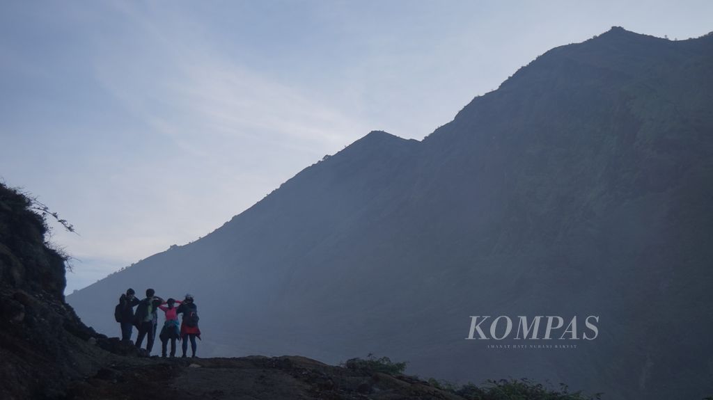 Lanskap panorama di jalur pendakian Kawah Ijen, Banyuwangi, Jawa Timur, saat dipotret pada Rabu (8/3/2023). Kawah Ijen merupakan salah satu obyek wisata favorit di Jawa Timur. Tarif memasuki kawasan konservasi ini Rp 5.000-Rp 7.500 untuk turis dalam negeri dan Rp 100.000-Rp 150.000 untuk mancanegara. Medan pendakian relatif mudah dan waktu pendakian tidak terlalu lama. Dari pos pemeriksaan tiket, Kawah Ijen bisa dijangkau dengan pendakian 1-3 jam sesuai kekuatan fisik pengunjung.