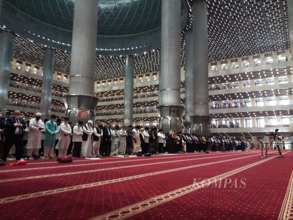 Suasana shalat Idul Fitri 1443 Hijriah di Masjid Istiqlal, Jakarta, Senin (2/5/2022). Seusai shalat, disampaikan khotbah Idul Fitri dengan tema Semangat Kerukunan Berbangsa dan Bernegara oleh khatib Noor Achmad.
