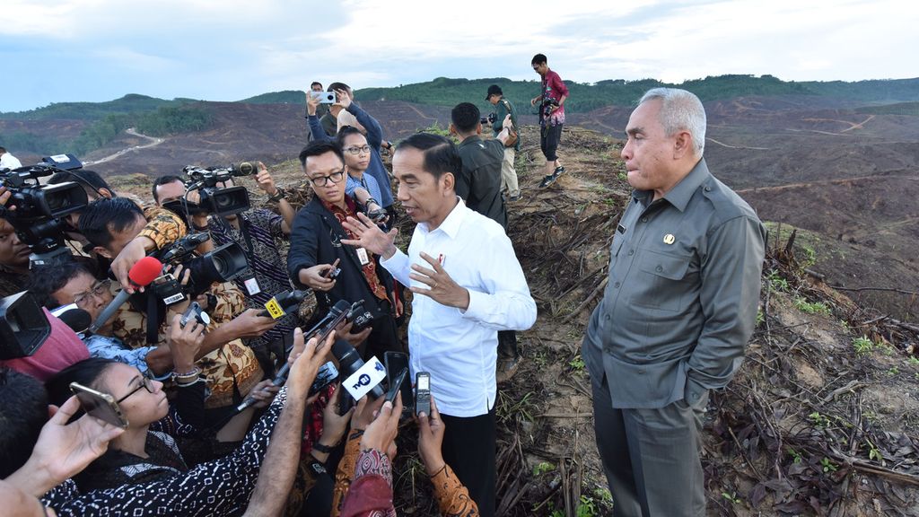 President Joko Widodo together with the Governor of East Kalimantan Isran Noor inspected the location of the candidate for the national capital in the Sepaku area, North Penajam Paser, East Kalimantan, Tuesday (17/12/2019).