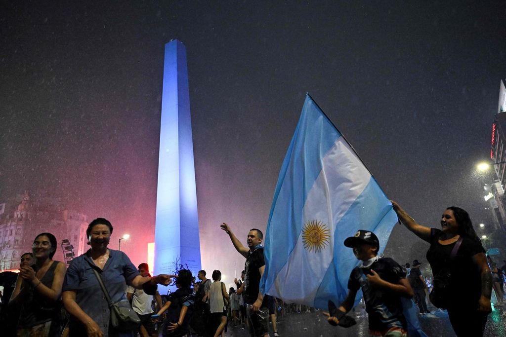 Pendukung Argentina merayakan kemenangan timnya atas Belanda pada perempat final Piala Dunia Qatar 2022 di Obelisk, Buenos Aires, 9 Desember 2022