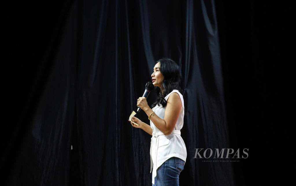 Aktris Happy Salma menjadi pembicara dalam Kompasfest 2022 di M Bloc Space, Jakarta Selatan, Jumat (19/8/2022). Dari Indonesia untuk Dunia” menjadi topik bahasan Happy Salma yang mengisahkan perjuangan karier dan pergulatan dirinya dalam berkarya.