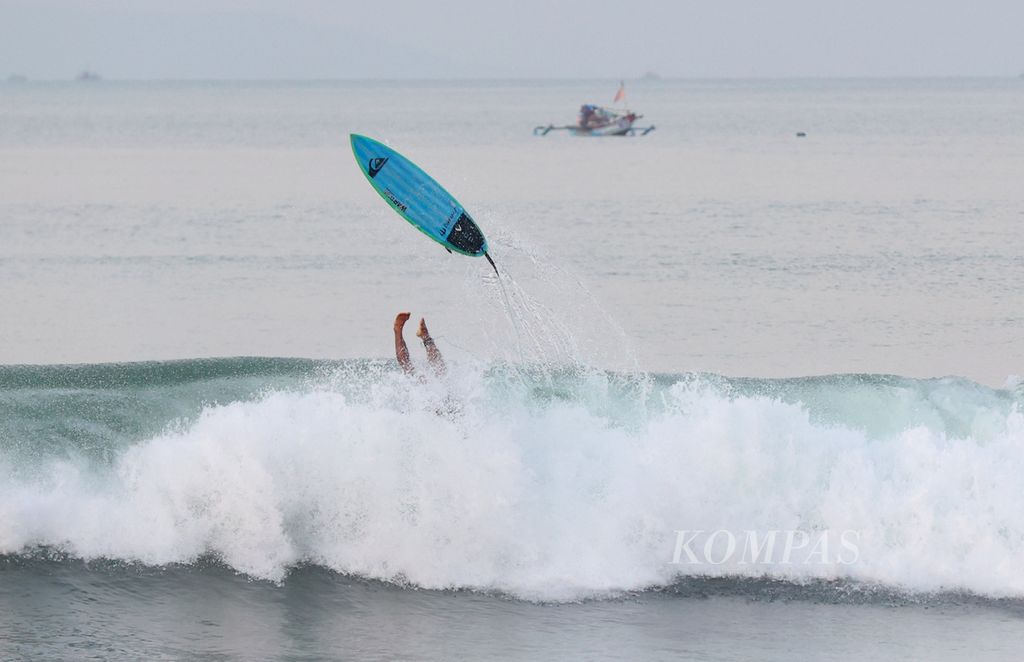 Dede Suryana, a professional surfer from Cimaja, was performing at Cimaja Beach, Sukabumi Regency, West Java on Wednesday (24/5/2023). Dede, who has been familiar with surfing since the age of 7, pursued surfing as his career.