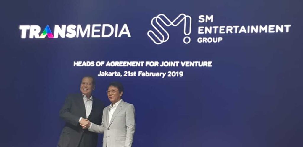 Chairman CT Corp Chairul Tanjung (kiri) berjabat tangan dengan pendiri SM Entertainment, Lee Soo-man, di Jakarta, Kamis (21/2/2019).
