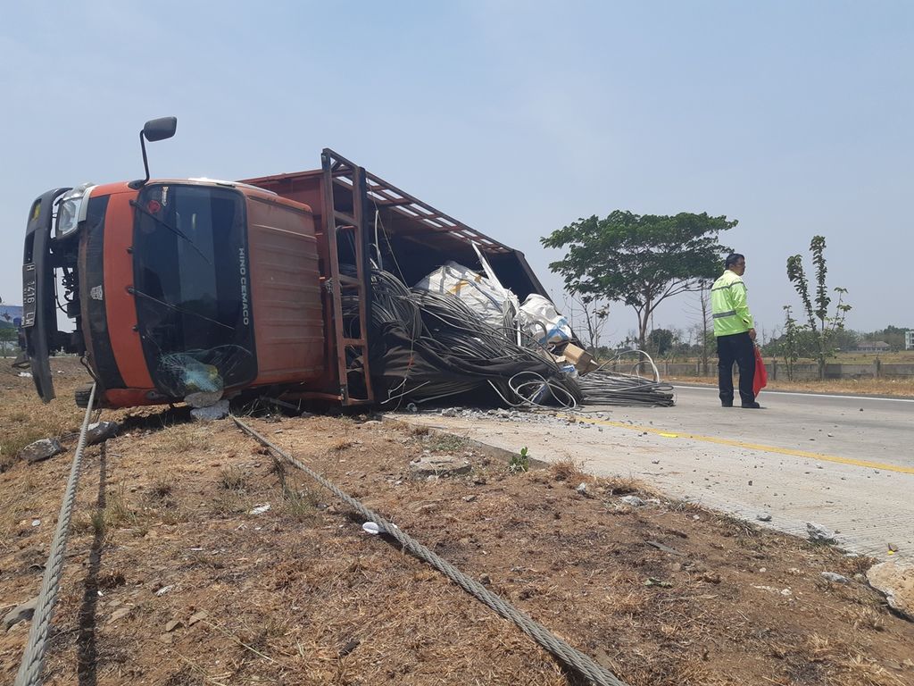 Truk terbalik di Jalan Tol Cikopo-Palimanan Kilometer 181.400, Kabupaten Cirebon, Jawa Barat, Kamis (24/10/2019). Truk itu terlibat kecelakaan dengan bus yang menyebabkan tiga orang meninggal dan lima lainnya luka-luka.
