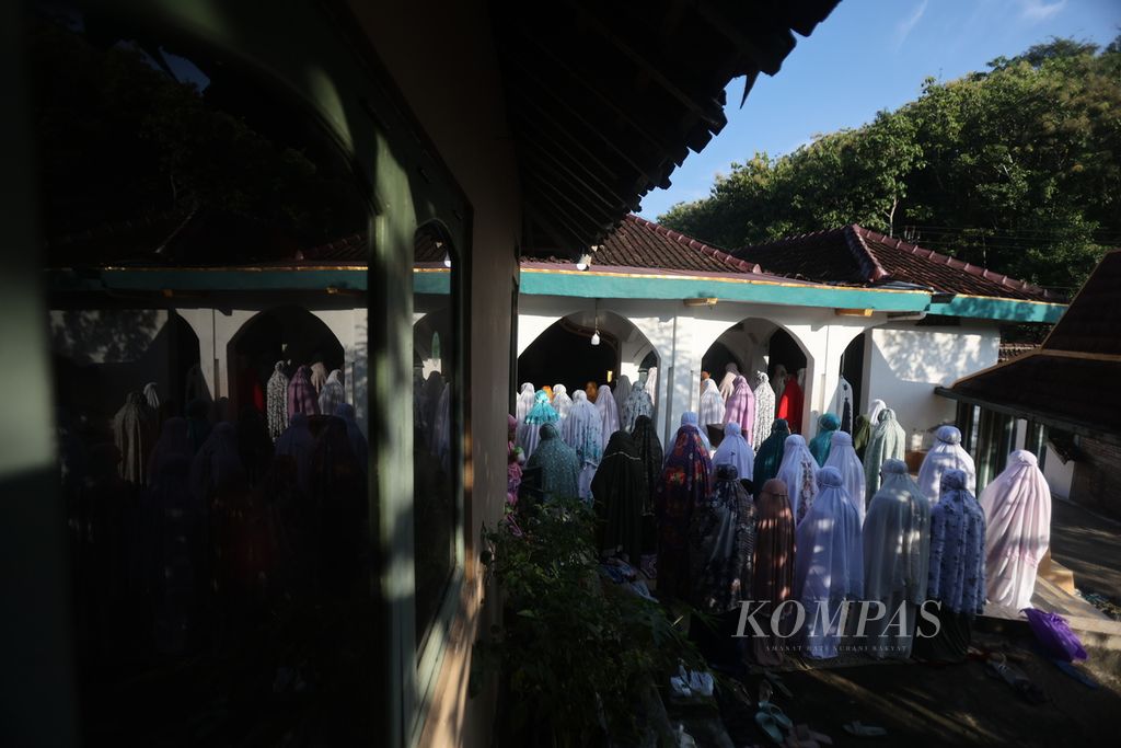 Warga yang tergabung dalam Jemaah Masjid Aolia menunaikan shalat Idul Fitri 1445 Hijriah di Desa Giriharjo, Panggang, Kabupaten Gunungkidul, DI Yogyakarta, Jumat (5/4/2024). 