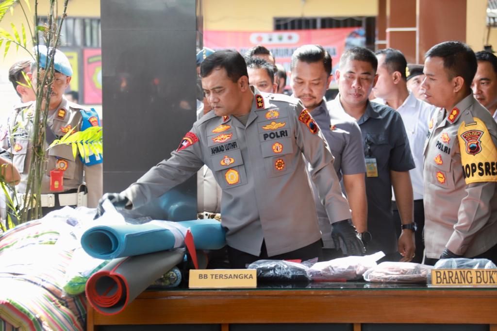 Kepala Kepolisian Daerah Jawa Tengah Inspektur Jenderal Ahmad Luthfi memeriksa barang bukti di halaman kantor Polres Batang, Jateng, Selasa (11/4/2023). 