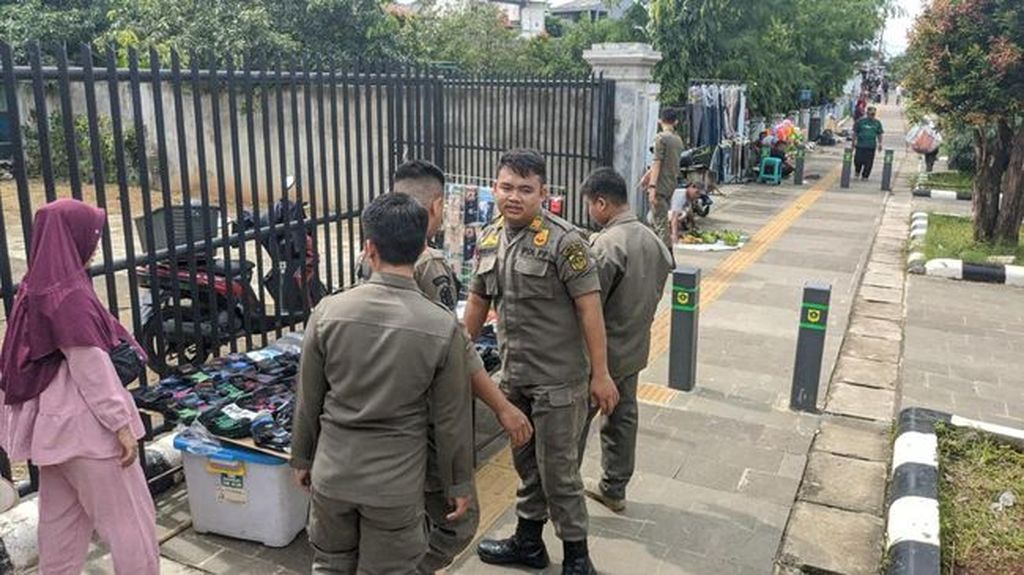 Petugas Satuan Polisi Pamong Praja Kabupaten Bogor menertibkan pedagang kaki lima di kawasan Stadion Pakansari, Cibinong, Jawa Barat. Selama penertiban pada Jumat dan Sabtu (5-6/11/2022), ada 300 PKL yang dijaring petugas.