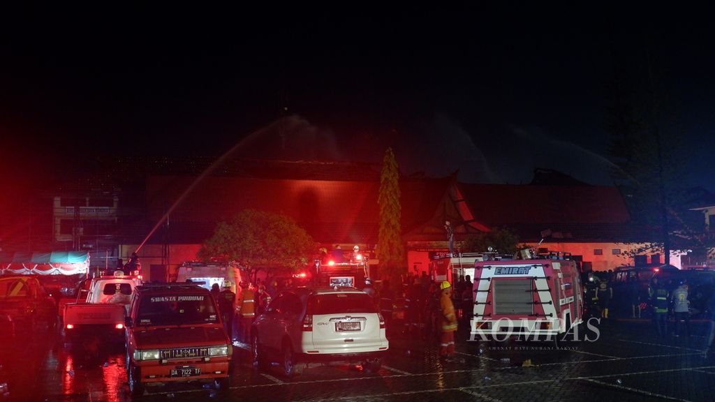 Barisan Pemadam Kebakaran Kota Banjarmasin berupaya menjinakkan api yang melahap Gedung Biro Sumber Daya Manusia Kepolisian Daerah Kalimantan Selatan di Banjarmasin, Kamis (26/1/2023) dini hari.
