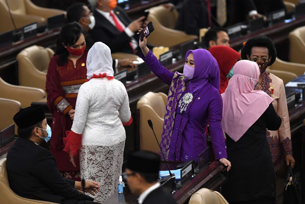 Anggota DPR menghadiri sidang tahunan MPR dan Sidang Bersama DPR-DPD di Kompleks Parlemen, Senayan, Jakarta, Jumat (14/8/2020).