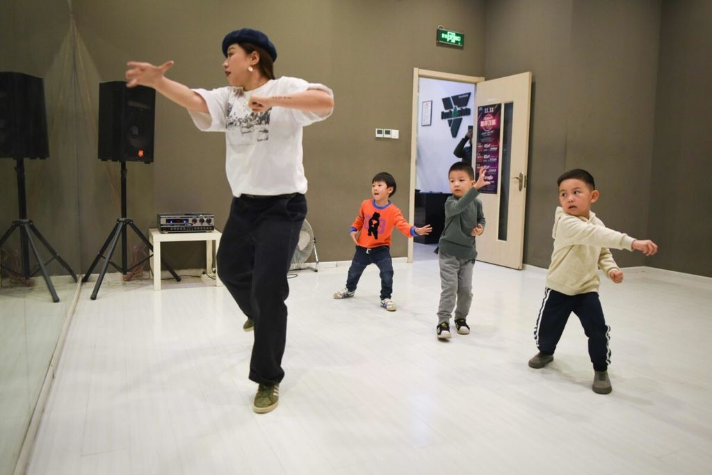 Foto yang diambil pada 26 Oktober 2018 ini memperlihatkan anak-anak berlatih di sebuah studio tarian jalanan di Beijing, China. 