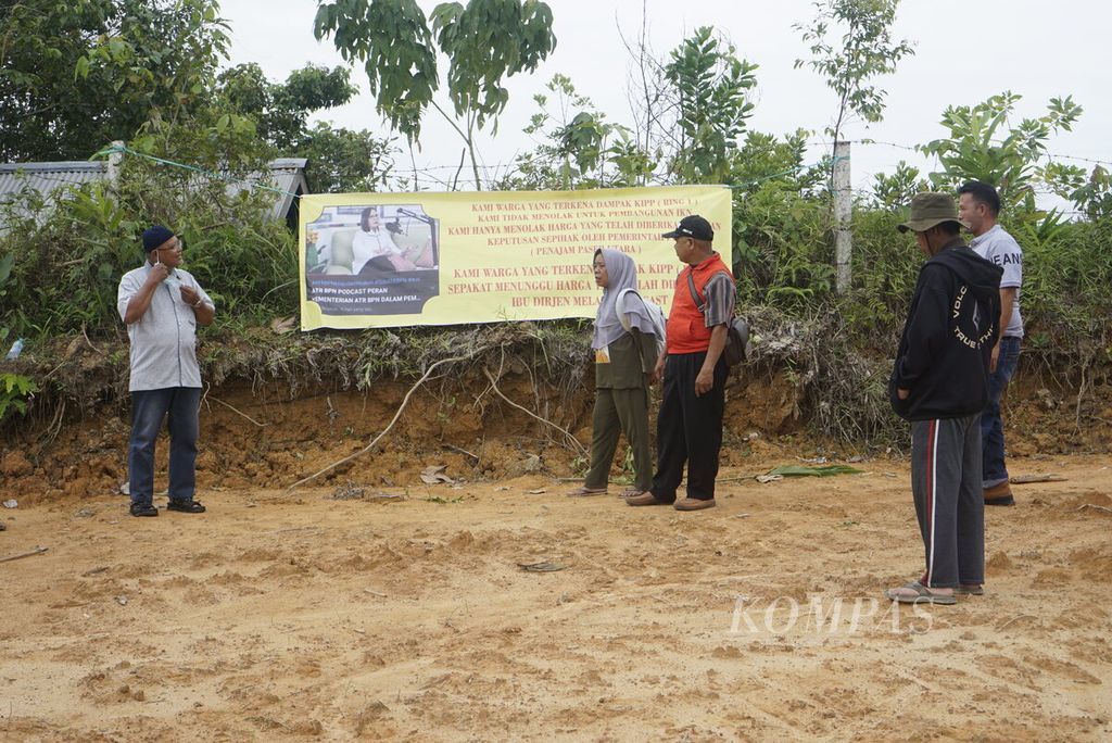 Warga membentangkan sepanduk di Kota Balikpapan, Kalimantan Timur, lantaran kecewa dengan nilai nominal uang ganti rugi lahan untuk Ibu Kota Nusantara, Rabu (1/2/2023).