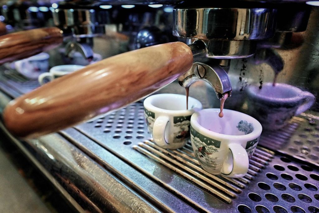Tetesan sari kopi yang dihasilkan dari mesin penyeduh kopi menghasilkan secangkir espresso nikmat. Foto diambil pada Minggu (13/2/2022) di Gran Caffe Gambrinus, Naples, Italia. Bila Italia espresso merupakan bagian dari budaya, di Swedia ada masa jeda untuk menikmati secangkir kopi. Kebiasaan itu disebut "fika".