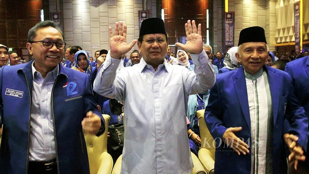 Bakal calon presiden Prabowo Subianto (tengah) memberikan salam didampingi Ketua Dewan Kehormatan Partai Amanat Nasional (PAN) Amien Rais (kanan) dan Ketua Umum Dewan Pimpinan Pusat (DPP) PAN Zulkifli Hasan saat hadir dalam pembukaan lokakarya PAN di Jakarta, Minggu (16/9/2018). 