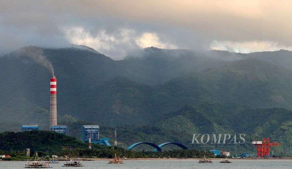 Pembangkit Listrik Tenaga Uap (PLTU) Pelabuhan Ratu di Desa Citarik, Kecamatan Pelabuhan Ratu, Kabupaten Sukabumi, Jawa Barat, Jumat (18/4/2014). PLTU yang memiliki kapasitas 2x350 MW ini bagian dari proyek pembangkit listrik 10.000 MW pemerintah untuk membantu pasokan listrik pada jaringan Jawa-Bali.