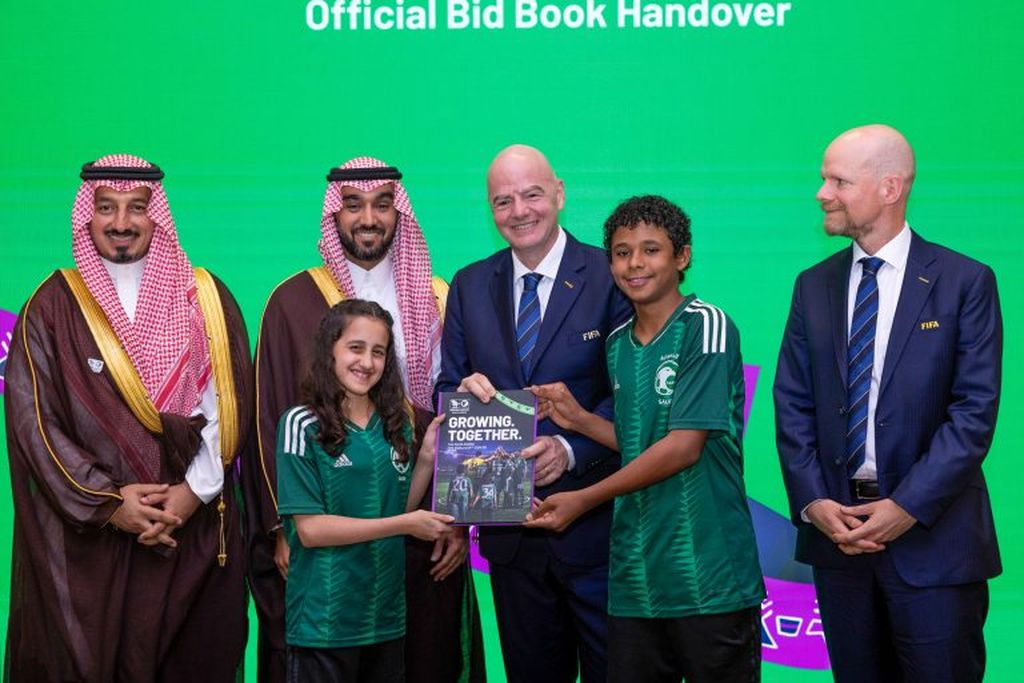 Presiden FIFA Gianni Infantino menerima buku resmi kampanye pencalonan Arab Saudi sebagai tuan rumah Piala Dunia 2034 di Paris, Perancis, Senin (29/7/2024). Infantino didampingi Presiden SAFF (Federasi Sepak Bola Arab Saudi) Yasser al-Misehal (kiri) dan Menteri Olahraga Arab Saudi Pangeran Abdulaziz bin Turki bin Faisal (kedua dari kiri).